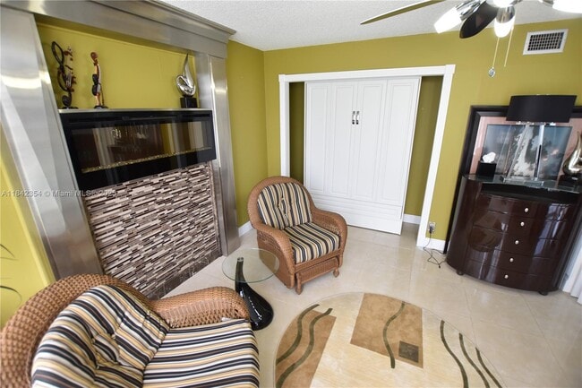 Foto del edificio - 3800 Oaks Clubhouse Dr