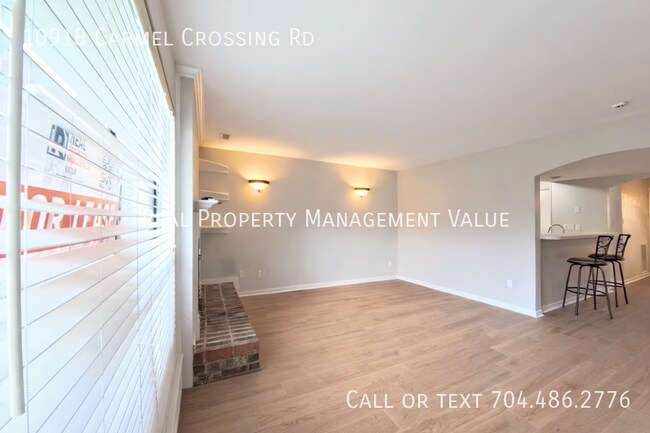 Foto del edificio - 10918 Carmel Crossing Rd