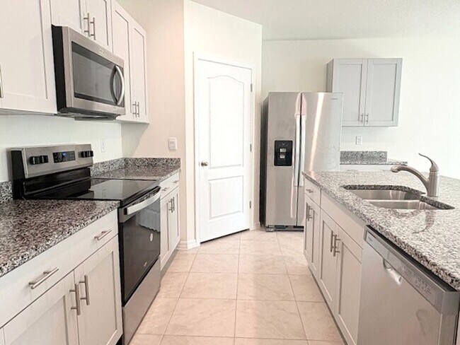 Foto del edificio - Beautiful 4 Bedroom Home in Ormond Station!