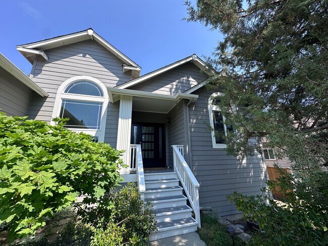 Building Photo - Charming Awbrey Butte Home Available NOW