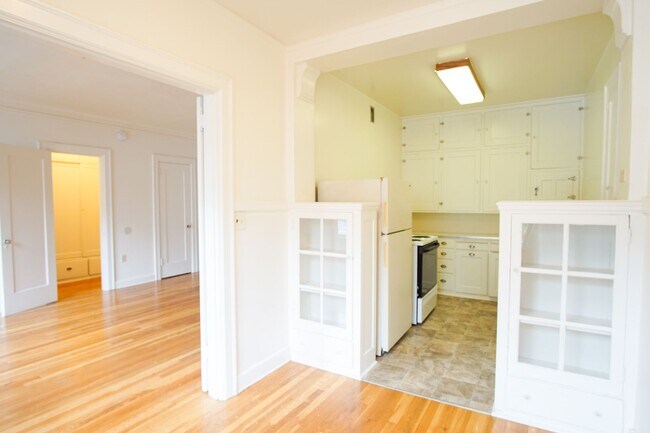 Building Photo - Ladd's Addition: Sunny Studio with Hardwoods + Lovely Architectural Appeal!