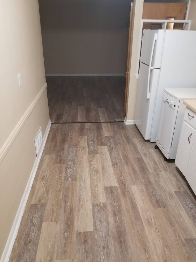 Primary Photo - 2 bed/1 bath duplex $750/month plus utilities