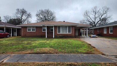 Building Photo - 3228 Sarah St