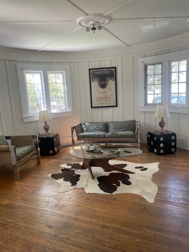 Foto del edificio - 8337 Lookout Mountain Ave