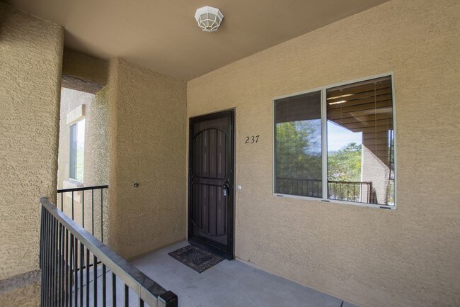 Building Photo - 537 S Delaware Dr