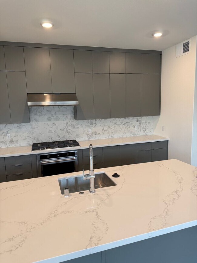 Foto del edificio - $4,800 / 3 BR – LUXURY TOP-FLOOR UNIT IN WARM SPRINGS WITH RESORT-STYLE AMENITIES