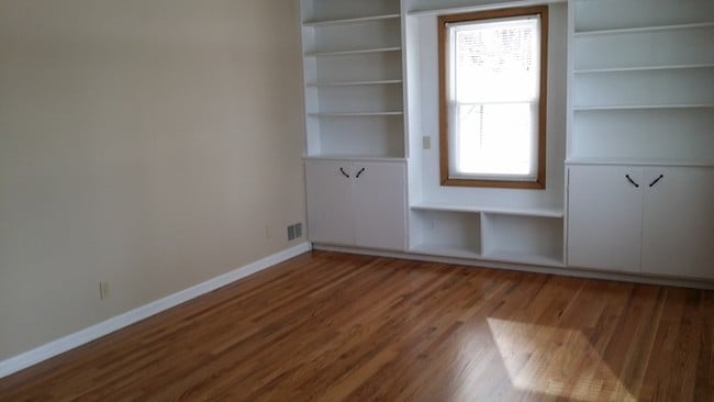 Building Photo - DILLONS BENSON ADDITION