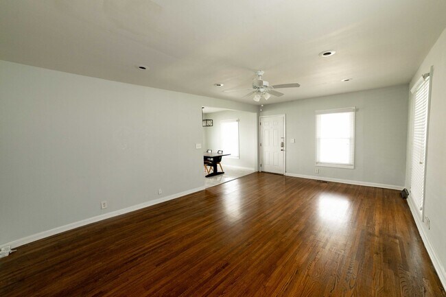 Foto del edificio - Charming 3-Bed Home with Fenced Yard in Th...