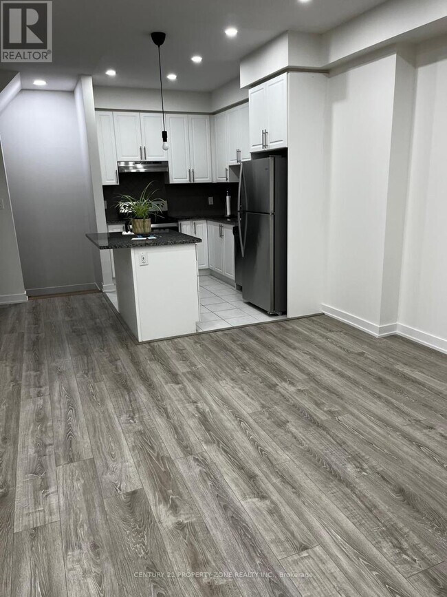 Photo du bâtiment - 590 N Service Rd