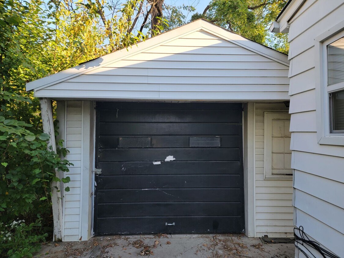 Building Photo - 15625 7 Mile Rd. E  2bed/1bath with baseme...