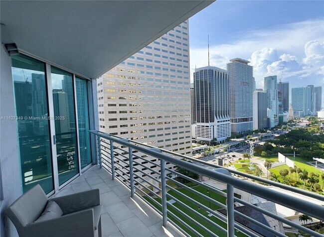 Foto del edificio - 335 S Biscayne Blvd