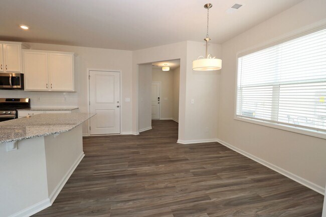 Foto del edificio - Spacious 3BR Home with Community Pool!