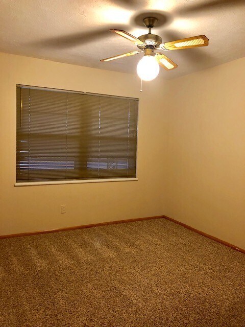 Foto del edificio - 3 Bed/1 Bath Mid-Century Ranch minutes from Midwest City High School - Refrigerator Included