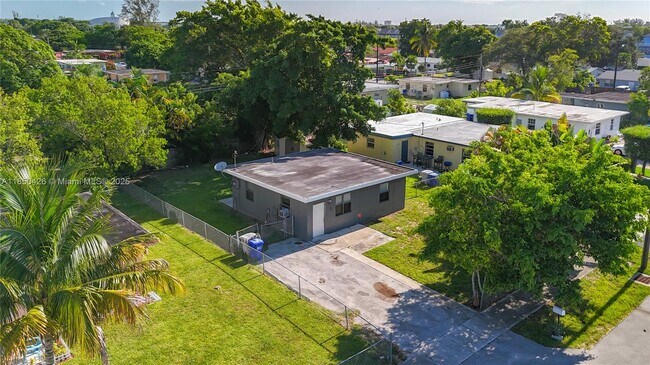 Foto del edificio - 2419 NW 6th Ct