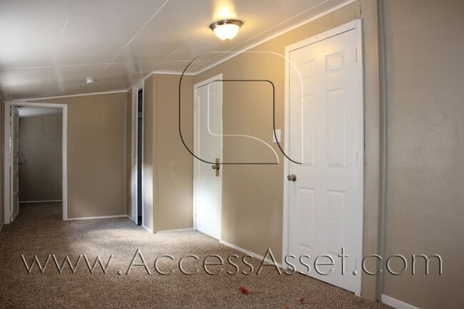 Building Photo - Cozy 2 Bed/1 Bath Home With Large Yard!