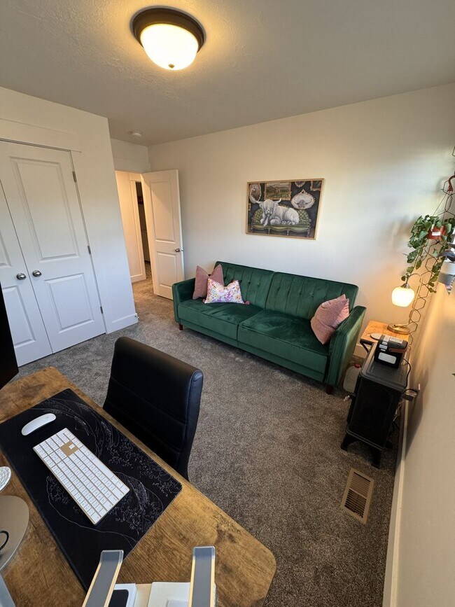 Building Photo - Like-New 3 Bed Townhome (2022) – Garage + Modern Finishes!