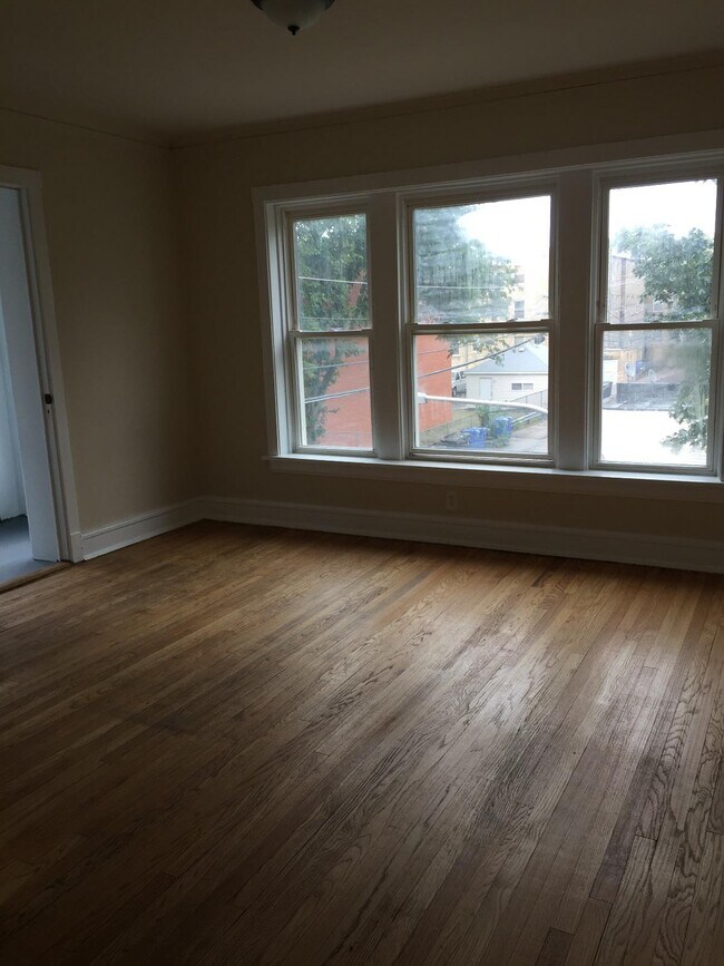Building Photo - 7510 N Hoyne Ave