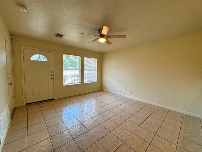 Foto del edificio - 7309 Ritchie Dr