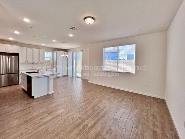 Foto del edificio - 6596 E Cresthaven Dr