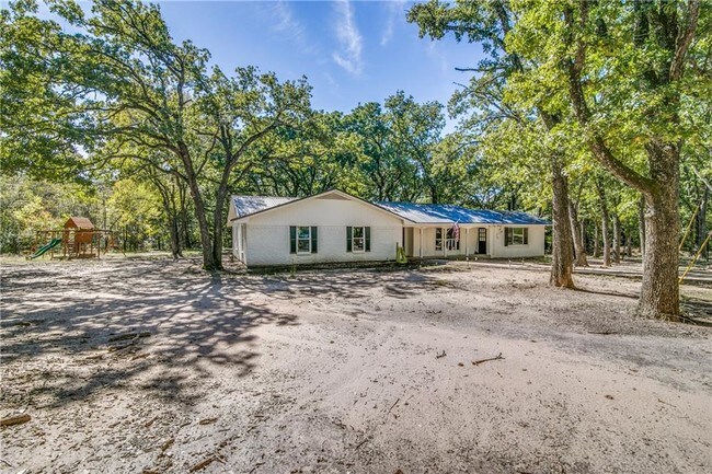 Building Photo - 1235 Oak Ridge Dr