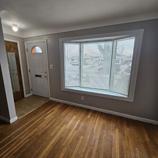 Foto del edificio - 3BR / 2BA Home in St. Clair Shores w/ Finished Basement, 3-Season Room & 2-Car Garage