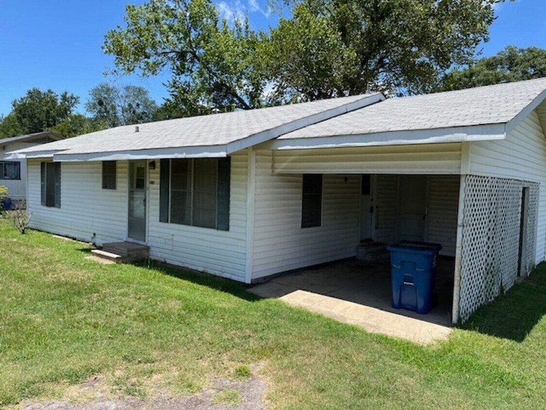 Primary Photo - 1302 w 13th street 2 bed 1 bath - $900/mo.
