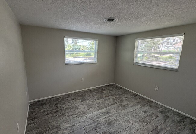 Building Photo - 302 Colonia Ln E