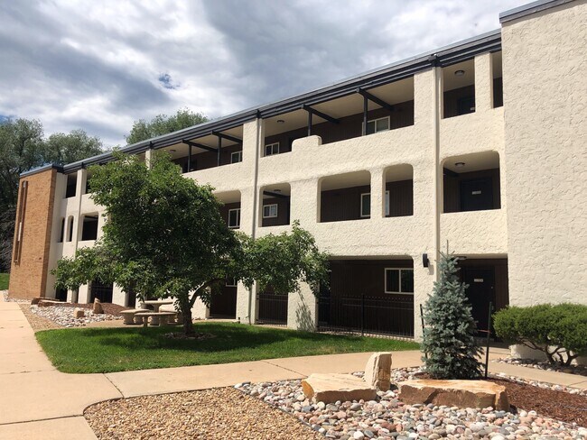Frente - Angel's Fortress Apartments