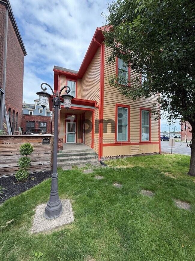 Building Photo - 233 N East St