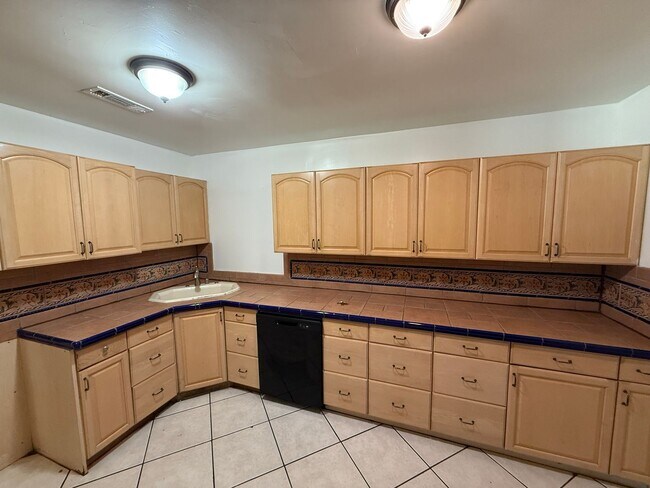 Foto del edificio - Huge 7 bed 3 bath house on Adobe