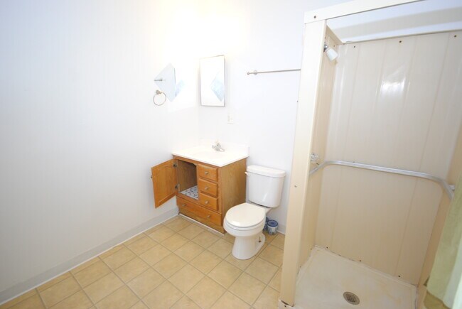 Baño del estudio - 324 E Jefferson St