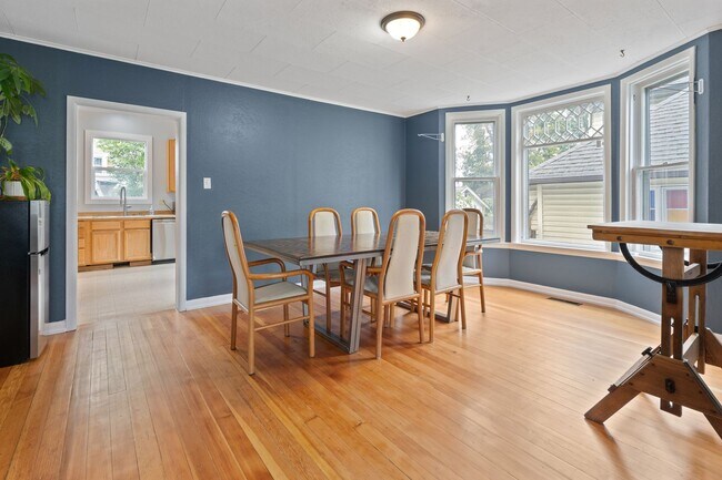 Foto del edificio - Spacious 4BR Turn-of-the-Century Charmer in the Heart of Bremerton!