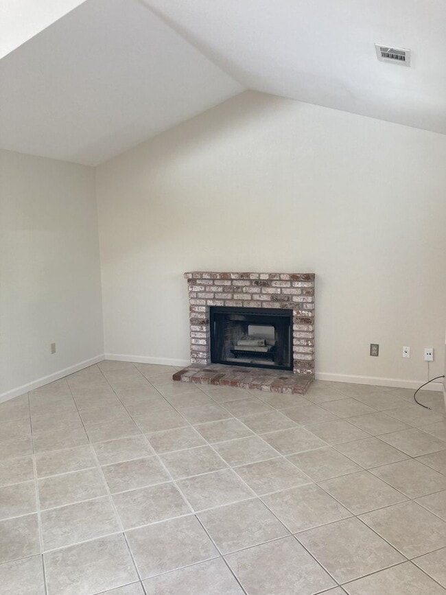 Building Photo - Move in Today! 3 Bedroom 2 Bath Tracy Home