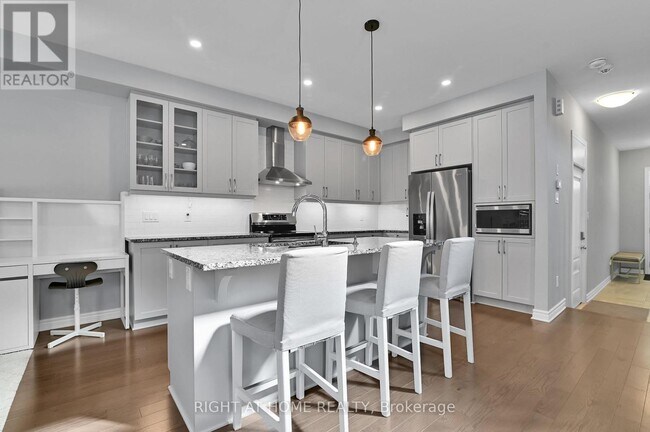 Building Photo - 530 Muscari St