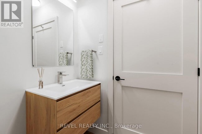 Building Photo - 4390 Hillview Dr