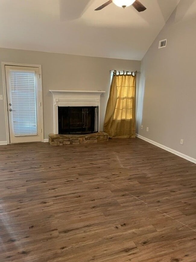 Building Photo - 475 Lone Oak Dr: 4BR/2 BA Home in Lovely S...