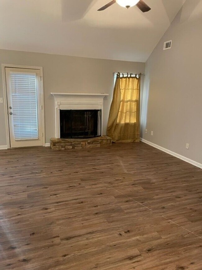 Foto del edificio - 475 Lone Oak Dr: 4BR/2 BA Home in Lovely S...