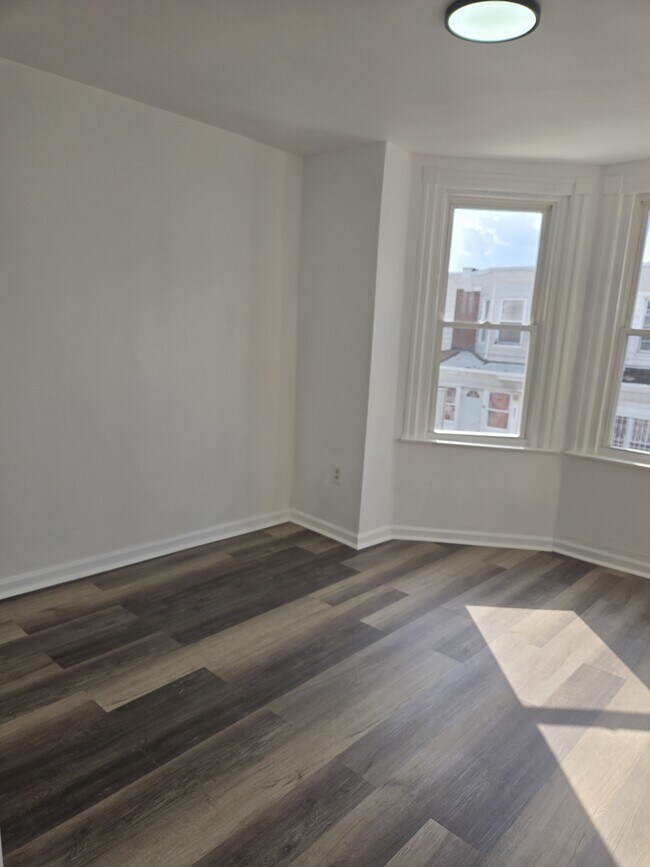 Foto del edificio - 6330 Regent St