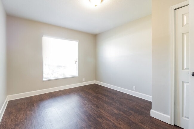 Building Photo - 9334 Buttonwood St