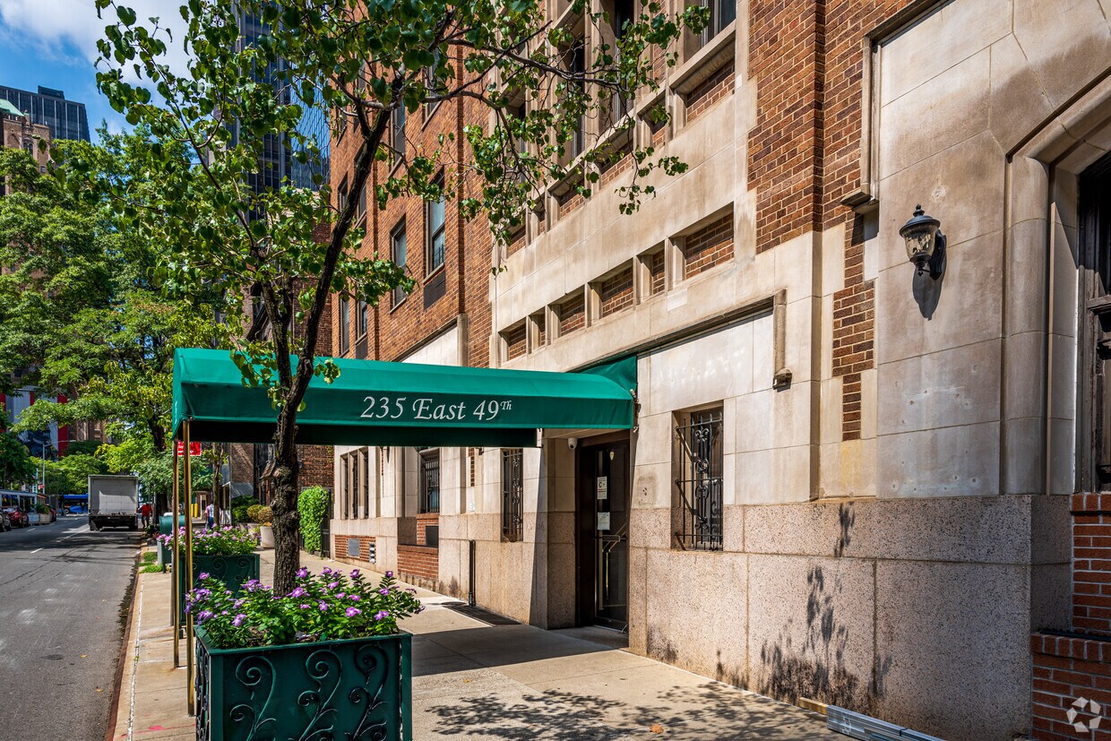Fotografía del edificio - 235 E 49th St