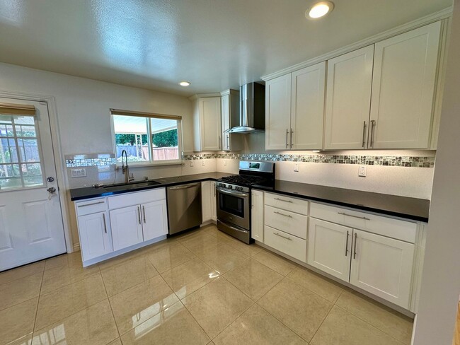 Building Photo - Lovely 3 BEDROOM 2 BATH!!