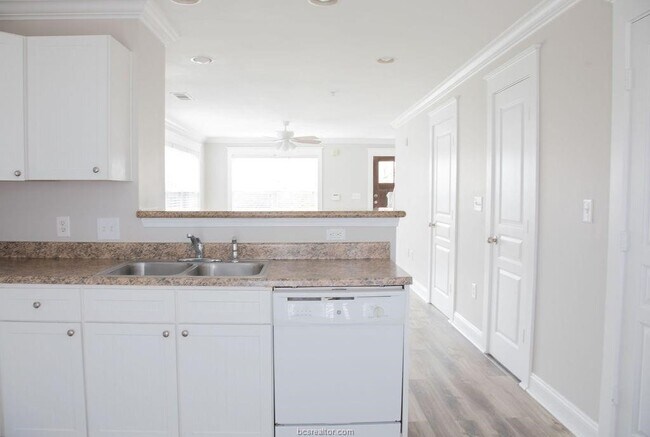 Foto del edificio - 1725 Harvey Mitchell Pkwy S