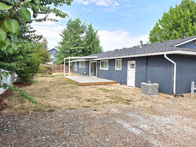 Foto del edificio - 6095 McLeod Ln NE