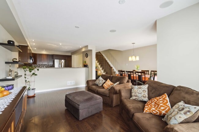 Building Photo - 506 Barholm Private