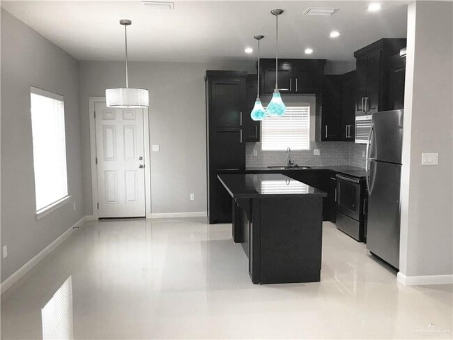 Building Photo - 905 E la Cantera Ave