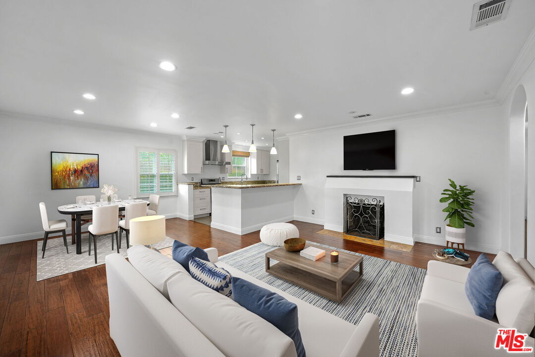 Foto principal - 1126 S Bundy Dr