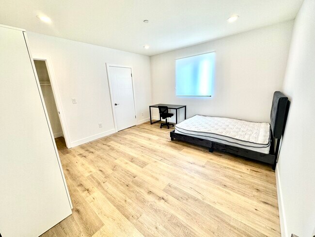 Foto del edificio - 1543 W 37th Pl