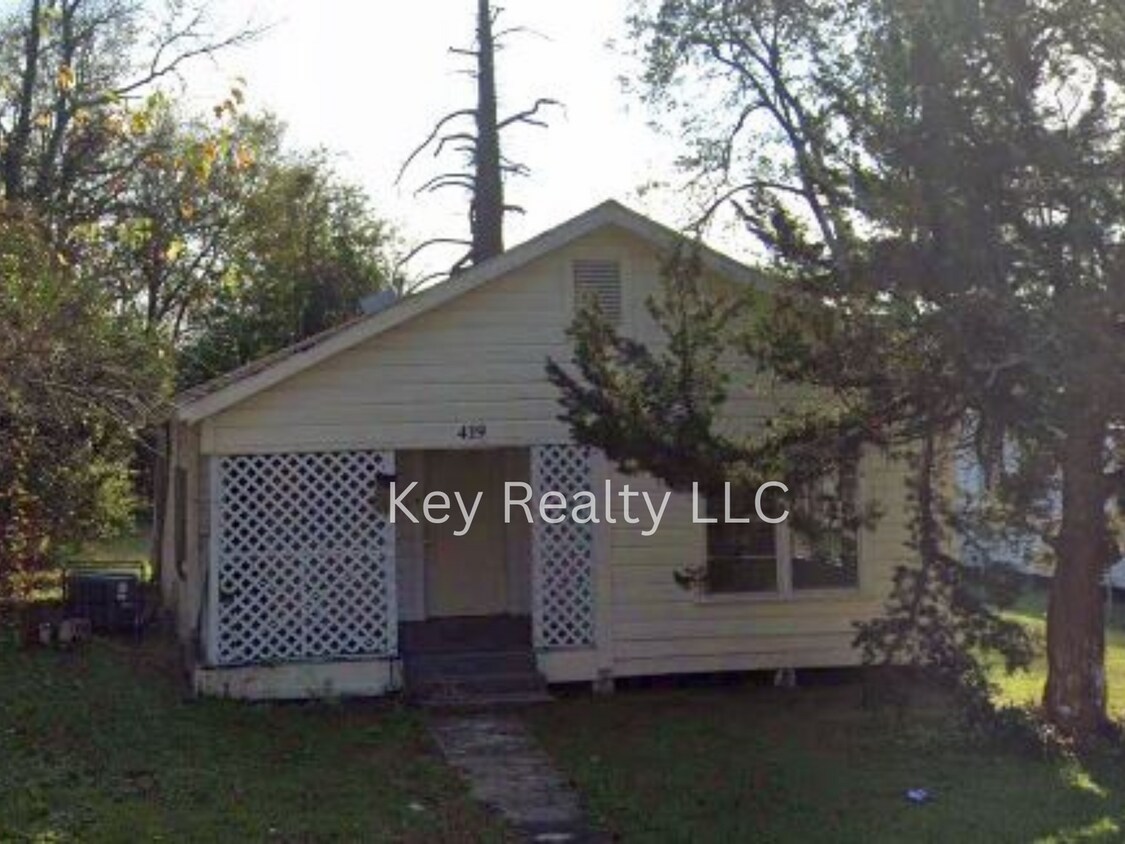 Primary Photo - 419 Douglas St