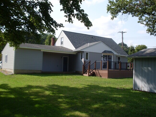 Building Photo - 915 Pinecrest Rd