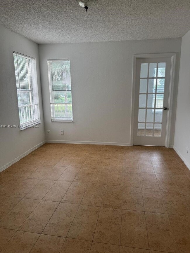 Foto del edificio - 3400 Pinewalk Dr N